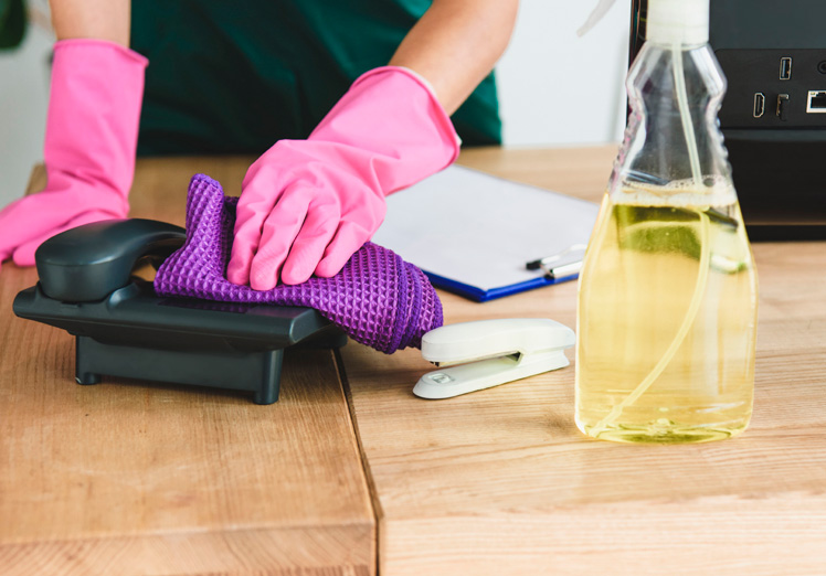 Descubre las ventajas de la limpieza ecológica en tu entorno de trabajo